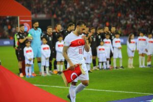 Hakan Çalhanoğlu'na plaket