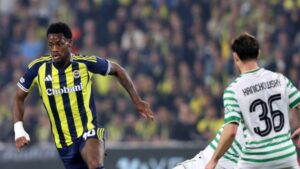 Jhon Duran yarım saat sahada kalabildi