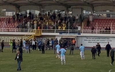 3. Lig maçında taraftar bıçakla sahaya daldı