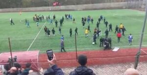 24 kırmızı kartın çıktığı olaylı maç ertelendi