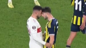Fenerbahçe-Stuttgart maçında saha karıştı