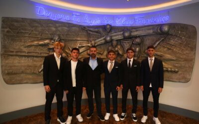 Fenerbahçe, 5 genç futbolcuyla profesyonel sözleşme imzaladı