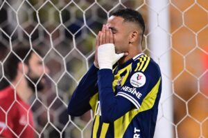 Fenerbahçeli futbolcular şaşkın! Zorbalara karşı yapayalnız