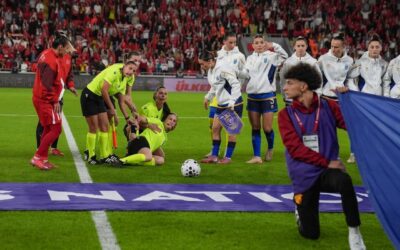 Milli maçta korku dolu anlar! Hakem birden yere yığıldı