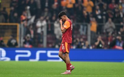 Arda Ünyay gördüğü kırmızı kart sonrası alkışlarla sahayı terk etti