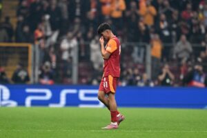 Galatasaray taraftarı kendi oyuncusuna ateş püskürdü