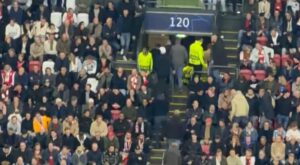 Hollandalılar çıldırdı! Binlerce taraftar stadyumu terk etti