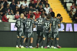 Beşiktaş Antalyaspor deplasmanında üç puanı üç golle aldı