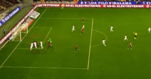 Süper Lig'de ilginç an! Kavgayı ayırmak için kalesinden çıktı, gol yedi