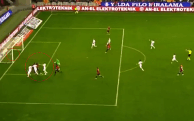 Süper Lig'de ilginç an! Kavgayı ayırmak için kalesinden çıktı, gol yedi