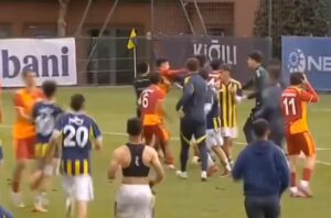 U19 derbisinde ortalık karıştı! Fenerbahçe-Galatasaray maçında yumruklar konuştu