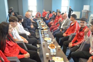 Milli sporcular "Bizim Çocukların Başarı Öyküsü" programına katıldı.