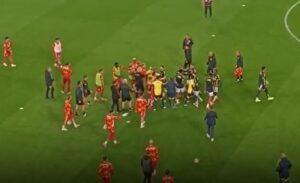 Derbi öncesi yumruklaşma! Kadıköy'de ortalık karıştı…