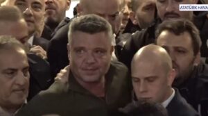 Sadettin Saran havalimanından güçlükle çıktı